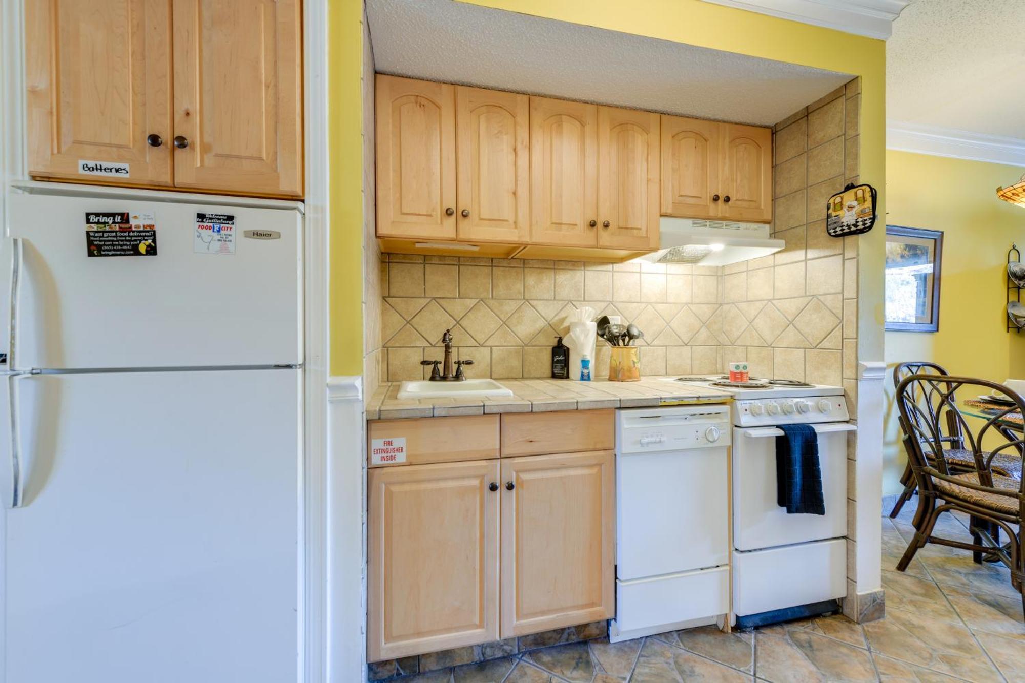 Downtown Gatlinburg Condo With Community Pool! Exterior photo