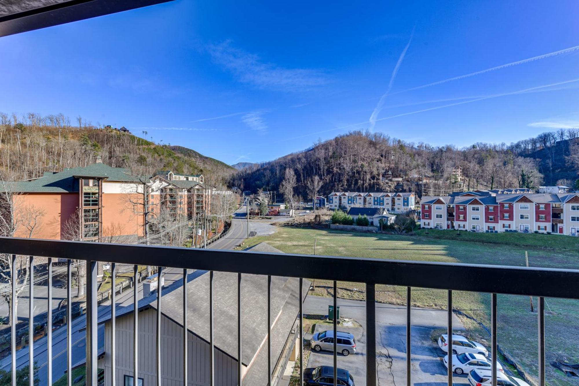 Downtown Gatlinburg Condo With Community Pool! Exterior photo